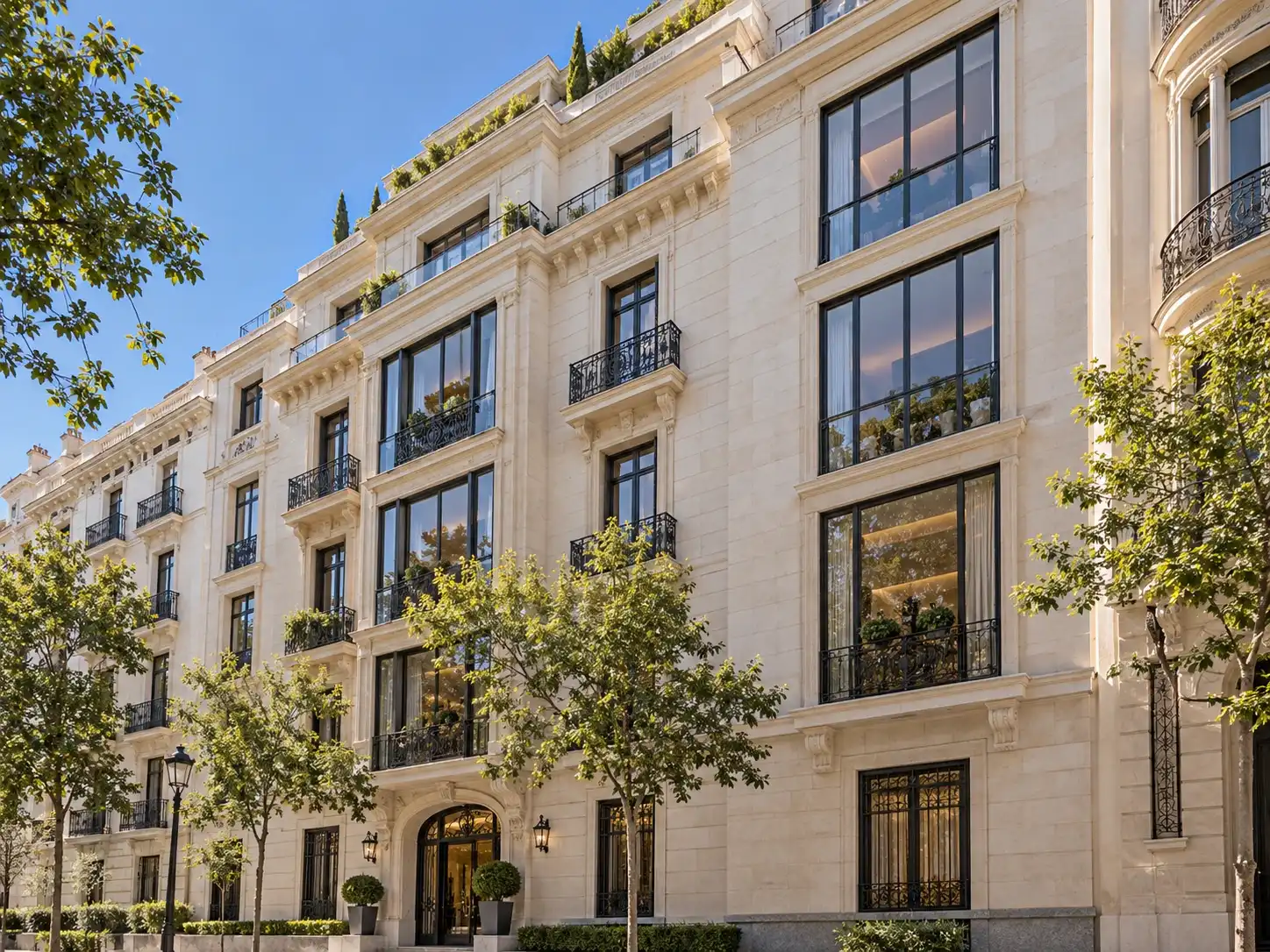 Abogado inmobiliario para propietarios – Nueva Ley Alquiler Fachada de un edificio de viviendas con balcones: abogado inmobiliario para propietarios ante la nueva ley de alquiler